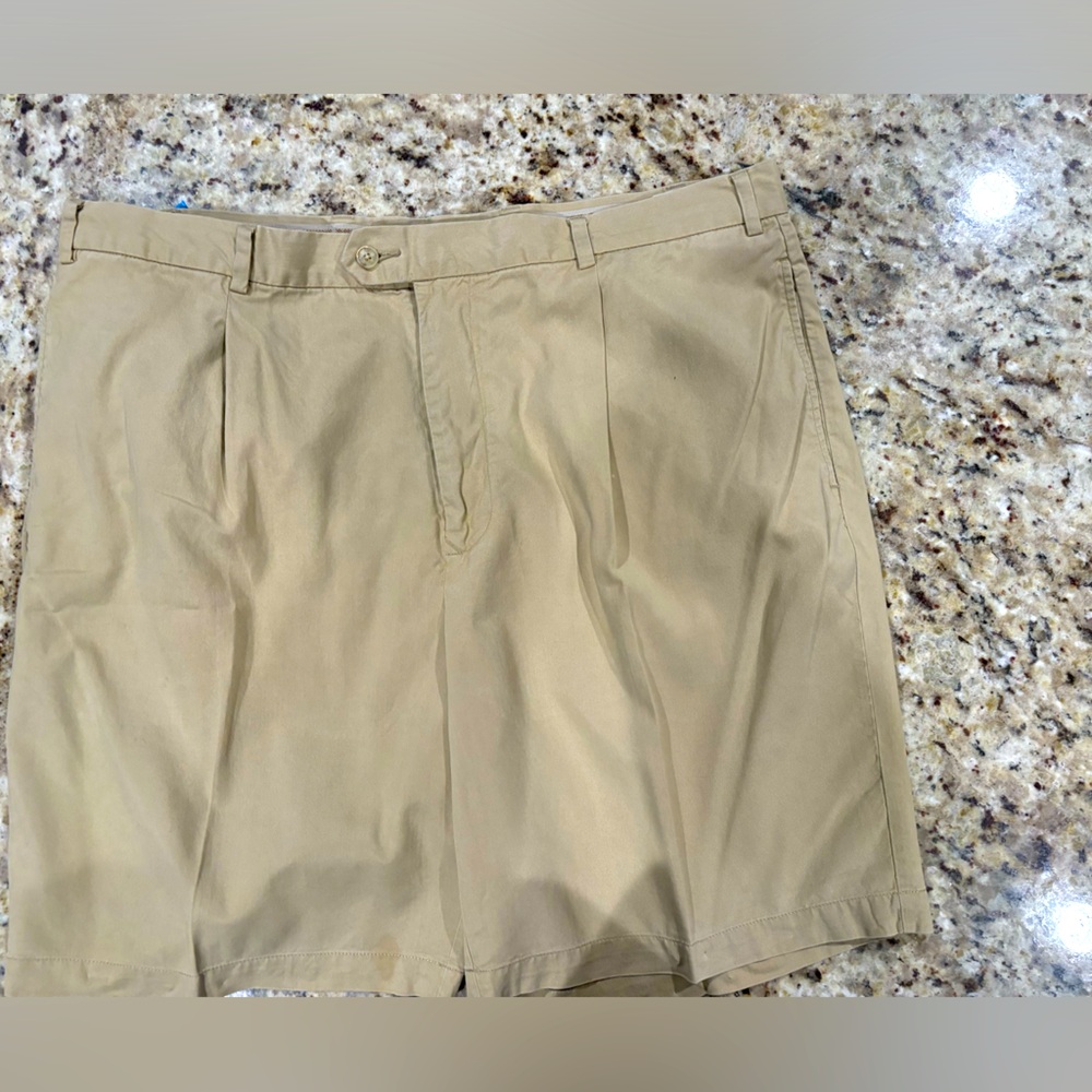 Men’s Tommy Bahama size 40 khaki shorts. TENCEL and Cotton.‎